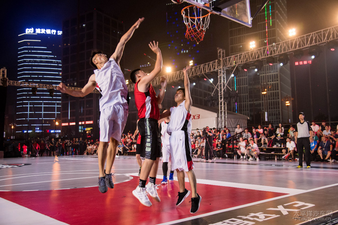 并在比赛中 并在比赛中